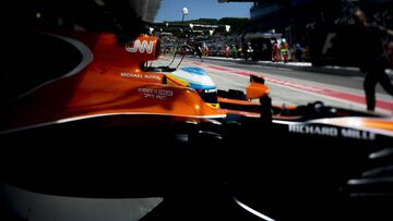 VXH21 SOCHI (RUSIA) 28/04/2017.- El piloto espa&ntilde;ol de F&oacute;rmula Uno Fernando Alonso, de McLaren, participa en los entrenamientos del Gran Premio de Rusia en el circuito de Sochi (Rusia) hoy, 28 de abril de 2017. EFE/Valdrin Xhemaj