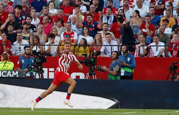 Marcos Llorente celebra el 0-1 al Sevilla. 