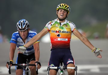 Valverde debutó en el Tour de Francia en su cuarta temporada como profesional, ya con el equipo denominado Illes Balears-Caisse d’Epargne. El 12 de julio de aquel año vivió uno de sus momentos más especiales al lograr su primera etapa en el Tour (tiene cuatro) tras superar a Lance Armstrong en un mano a mano en la cima de Courchevel. Una carrera en la que desde entonces soñó con subir al podio, y no paró hasta conseguirlo (2015, 3º).