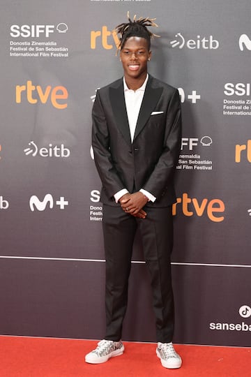 Nico Williams, jugador del Athletic club, en el photocall de la inauguración de la 72 Edición del Festival de Cine de San Sebastián.