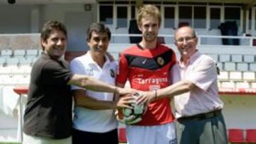 <b>DOS EN UN0. </b>Se presentó Moragón y también la camiseta.