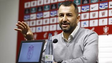 Diego Mart&iacute;nez durante la rueda de prensa del Granada.