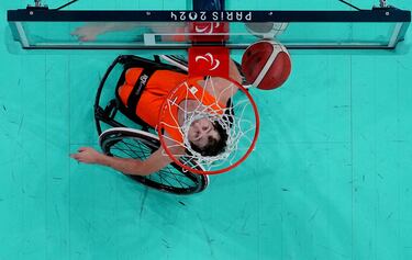 Robin Poggenwisch de Países Bajos bajo la canasta.