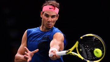 Rafa Nadal devuelve una bola durante un entrenamiento del Rolex Paris Masters.