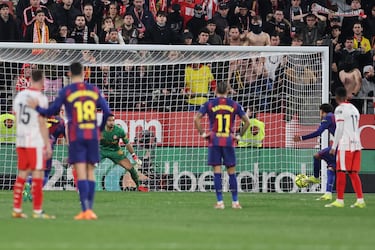 El dorsal 10, desde los once metros, lanza con su pierna izquierda y estrella el balón en el palo izquierdo de Paulo Gazzaniga.
