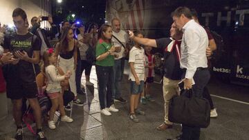 Desde que salió de Loiu hasta su aterrizaje ayer por la noche en Barcelona, la expedición del Athletic despertó mucha expectación.