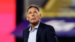 Argentina&#039;s Boca Juniors team coach Miguel Angel Russo leaves the field at end of their Argentina First Division 2020 Liga Profesional de Futbol tournament match against Lanus at La Bombonera stadium, in Buenos Aires, on November 20, 2020. - Argentina&#039;s Lanus won by 2-1. (Photo by ALEJANDRO PAGNI / AFP)