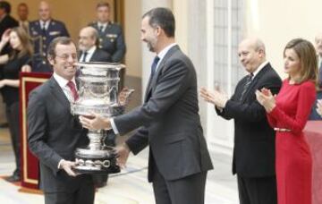 Sandro Rosell, presidente del FC Barcelona, recibe de manos del príncipe Felipe la Copa Stadium.