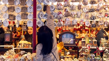 Una mujer observa una caseta del mercadillo de Navidad, en la Plaza Mayor, a 24 de noviembre de 2023, en Madrid (España). Desde hoy hasta el 31 de diciembre, vuelve a la Plaza Mayor de Madrid el mercado navideño compuesto por 104 casetas donde se pueden encontrar todo tipo de figuras de Belén, instrumentos musicales navideños, juguetes y artículos de broma. El mercadillo, que está organizado por la Asociación del Mercado Navideño de la Plaza Mayor, se celebra desde el siglo XVII, pero no se estabiliza su ubicación en la Plaza Mayor hasta el siglo XIX.
24 NOVIEMBRE 2023;NAVIDAD;MERCADILLO;MERCADO;RECURSOS;CASETAS;COMPRAS
Eduardo Parra / Europa Press
24/11/2023