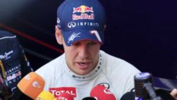 Sebastian Vettel atiende a los medios tras marcar el mejor crono.
