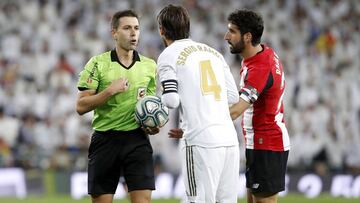 Ramos protestando ante la presencia de Ra&uacute;l Garc&iacute;a.