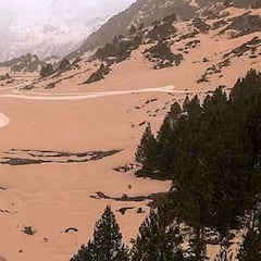 El polvo del Sáhara deja marrón la nieve en el Pirineo