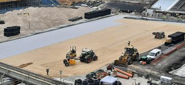 Las obras de acondicionamiento del terreno de juego del estadio Santiago Bernabéu a pocos días días de su estreno.