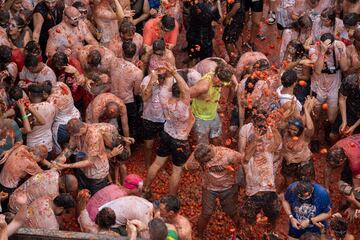 La localidad valenciana ha vuelto a albergar su m¨ªtica fiesta donde miles de personas han protagonizado una 'batalla campal' a base de lanzamientos de tomates.