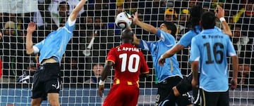 La parada de Luis Suárez en el Uruguay-Ghana.