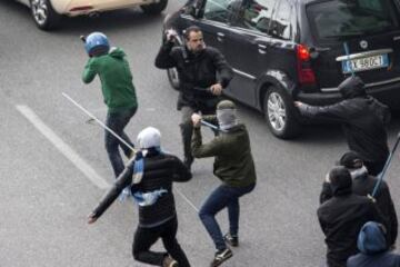 Un policía de paisano, que iba a presenciar el partido, sufrió una emboscada y recibió un disparo en el pecho. Tres personas más se encuentran heridas.