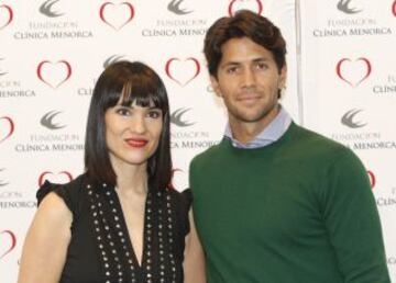 Fernando Verdasco junto con Irene Villa y el Dr. Ángel Martín repartieron juguetes por gentileza de la Clínica Menorca.