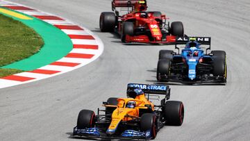 BARCELONA, SPAIN - MAY 09: Daniel Ricciardo of Australia driving the (3) McLaren F1 Team MCL35M Mercedes leads Esteban Ocon of France driving the (31) Alpine A521 Renault and Carlos Sainz of Spain driving the (55) Scuderia Ferrari SF21 on track during the F1 Grand Prix of Spain at Circuit de Barcelona-Catalunya on May 09, 2021 in Barcelona, Spain. (Photo by Bryn Lennon/Getty Images)