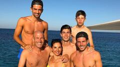 Zinedine Zidane con su mujer y sus cuatro hijos a bordo de un yate en Ibiza durante sus vacaciones de verano 2018.