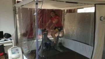 Rosa Romero pedaleando dentro de la cámara hipobárica.