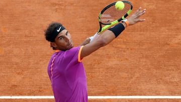 Rafa Nadal saca ante Albert Ramos durante la final del Masters 1.000 de Montecarlo de 2017.