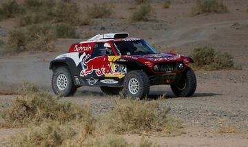 Stephane Peterhansel y Paulo Fiuza de Bahrain Jcw X-Raid Team.

Rallying - Dakar Rally - Neom, Saudi Arabia - January 8, 2020   Stephane Peterhansel and Paulo Fiuza during stage 4  REUTERS/Hamad I Mohammed