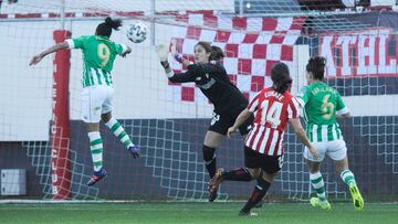 Amaia Peña, portera del Athletic, durante el partido ante el Betis.