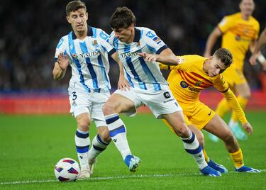 Le Normand conduce un balón ante la presión de Fermín López.