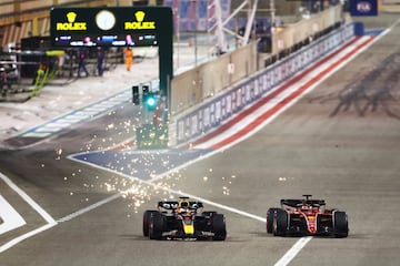 Max Verstappen y Charles Leclerc protagonizando un gran duelo durante la primera parte de la carrera. 