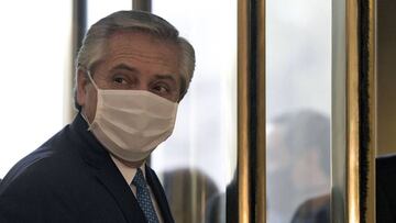 Argentina&#039;s President Alberto Fernandez wears a face mask as he arrives at a camaraderie meeting with the Armed Forces at Defence Ministry in Buenos Aires, on July 22, 2020 amid the COVID-19 novel coronavirus pandemic. - Argentina is reopening its economic activity in the capital Buenos Aires, relaxing coronavirus containment measures despite continued high infection rates. (Photo by Juan MABROMATA / AFP)