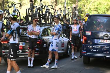 Los ciclistas parados en la última etapa. 