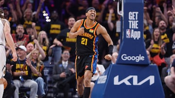 Aaron Wiggins, escolta de Oklahoma City Thunder, celebra una canasta ante Denver Nuggets en el segundo partido de las semifinales del Oeste 2025.