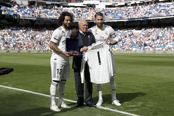 Con Sergio Ramos y Marcelo al frente, el club le ofreció un cálido homenaje en octubre pasado aprovechando una mejoría en su salud. Recibió una camiseta, una réplica del estadio en plata y una ovación del madridismo.