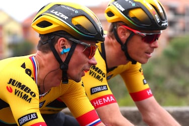 Primoz Roglic de Jumbo-Visma durante la tercera etapa del Giro de Italia 2023 con 202 km de recorrido entre Vasto y Nelfi.