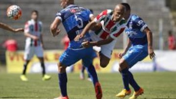 Fútbol, Palestino v Arica.
Decimoquinta fecha, Campeonato de Apertura 2015.
El jugador de Palestino Cesar Cortes, derecha , disputa el balón con Nicolás Ferreyra de Arica durante el partido de primera división en el estadio La Cisterna de Santiago, Chile.