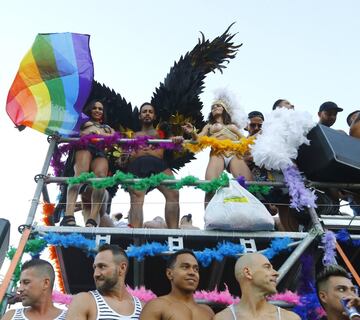 GRA269 MADRID, 01/07/2017.- Ambiente en una de las 52 carrozas que participan en el desfile del World Pride 2017, durante su recorrido esta tarde por la calles de Madrid. EFE/J. P. Gandul