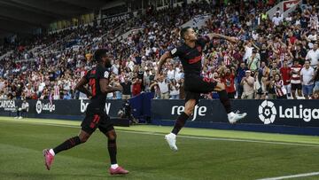 Vitolo celebra su gol en Butarque perseguido por Lemar que fue la victoria para el Atl&eacute;tico ante el Legan&eacute;s. 