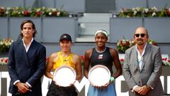 Feliciano López, director del Mutua Madrid Open, posa junto a Miguel Díaz, presidente de la RFET, y las subcampeonas del dobles femenino Jessica Pegula y Coco Gauff.