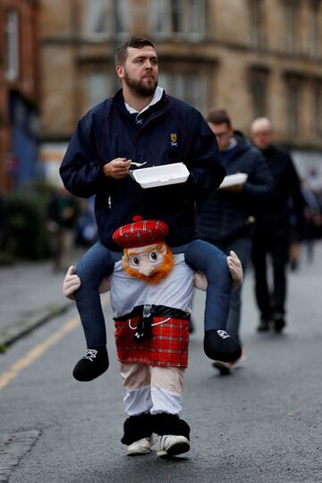 Un aficionado escocés acude al estadio de Hampden Park con esta curiosa vestimenta al partido de su selección contra Malta en Glasgow. 