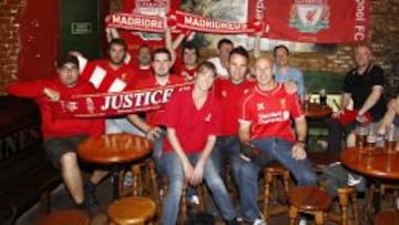 AFICIÓN. Seguidores del Liverpool en el pub Triskel, de Madrid.