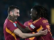 Bryan Cristante celebra el primer gol de la Roma ante la Cremonese durante el partido de la Serie A disputado en el Estadio Olímpico de Roma.