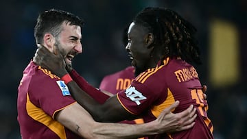 Bryan Cristante celebra el primer gol de la Roma ante la Cremonese durante el partido de la Serie A disputado en el Estadio Olímpico de Roma.