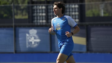 Samuele Mulattieri, delantero del Deportivo, se ejercita al margen.