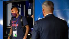 "Mercenarios": hinchas del Barça reciben al equipo con insultos y pancartas