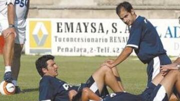 <b>COMENZÓ. </b>Schuster observa a sus jugadores durante la primera sesión realizada en Segovia.