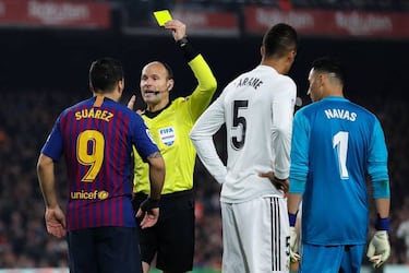 Suárez insulted the referee and deserved a red card