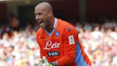 Pepe Reina durante un encuentro con el Nápoles de la psada temporada.