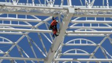 Fotografía tomada el pasado 7 de octubre en la que se registró a un trabajador en las obras del estadio Beira-Río, en la ciudad de Porto Alegre.
