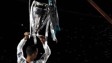 Ronaldo holds the trophy at the Santiago Bernabeu stadium 