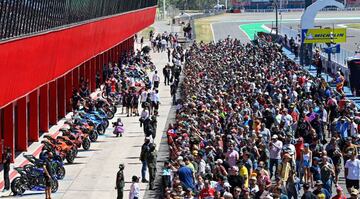 El 'pit lane' lleno de gente en Termas.